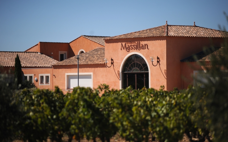 Vue sur l'entrée depuis les vignes