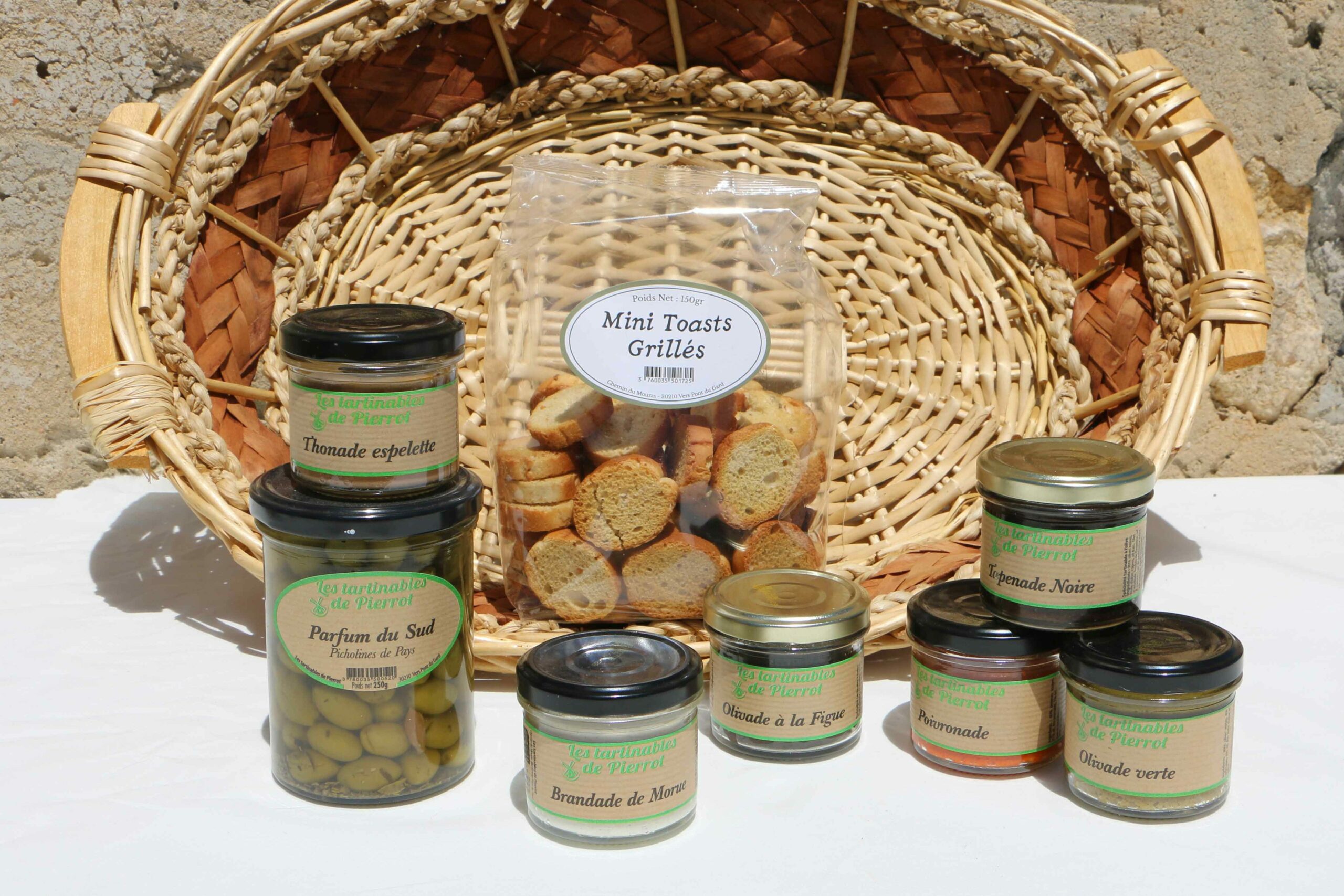 Produits de Tartinables de Pierrot Chabert. Des tartines en pot pour l'apéritive, des toast grillés et des Olives picholines du pays. Des produits locaux et de fabrication artisanale.