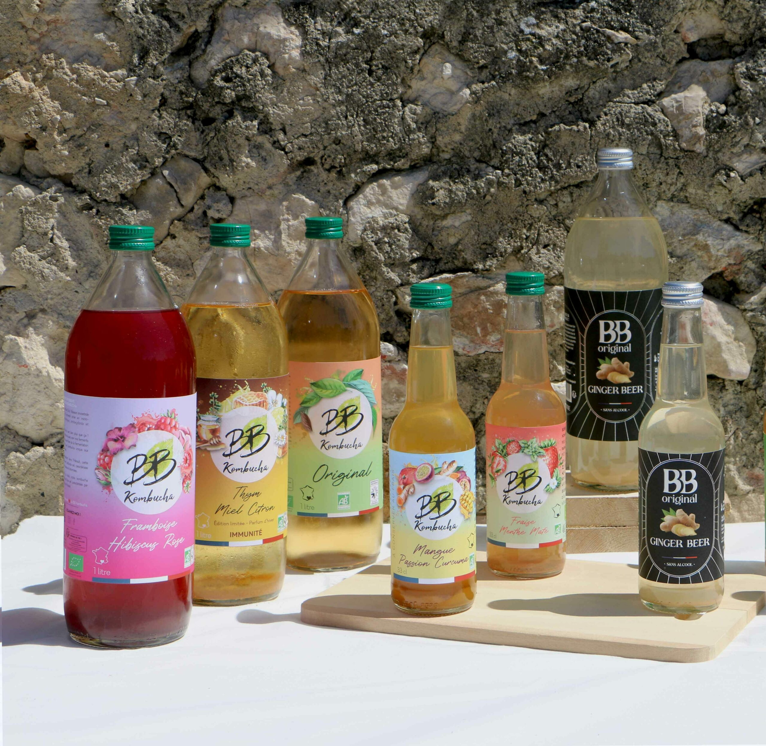 Les kombuchas BB Original, nés au cœur de leur brasserie artisanale près de Montpellier. Des recettes naturelles et peu sucrées, aux associations originales comme gingembre-citronnelle ou framboise-hibiscus-rose.