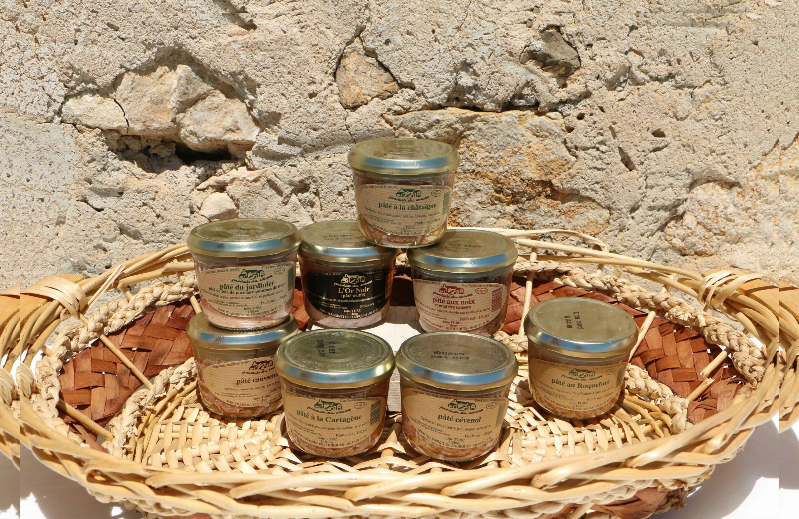 Pâtés Ferme de l'Hom. Ferme dans situé dans les Cévennes. Production locale et artisanale. Produits du terroir. Pâtés de porc de différents goûts : cévenol, au roquefort, à la truffe, aux noix, à la châtaigne, aux cèpes.