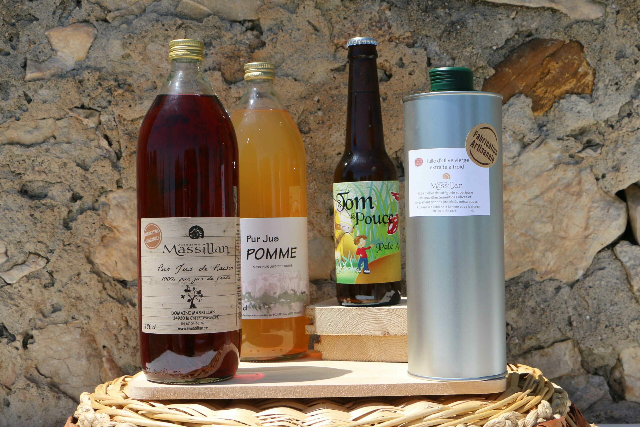 produits d'épicérie fine du Domaine Massillan. Jus de raisin 100% carignan du Domaine Massillan, Jus de Pomme marque Sojufel, Bière Tom Pouce brassée au Domaine Massillan et Huile d'olive vierge 1L bio du Domaine Massillan.